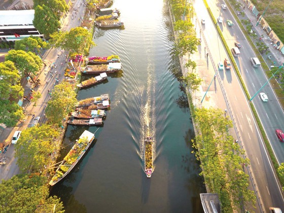 Binh Dong Wharf on Tau Hu Canal is full of flowers every spring. (Photo: SGGP)