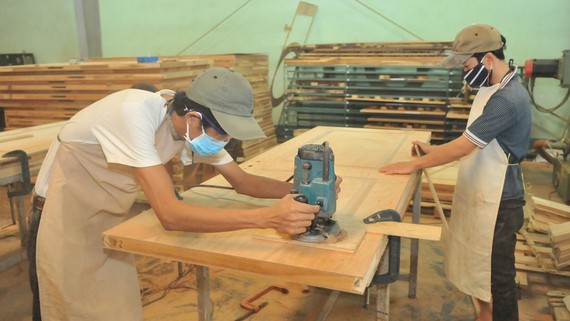 The production of wooden furniture at Truong Thanh Wood Processing Joint Stock Company. (Photo: SGGP)