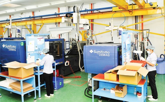 Production of high-tech plastic products at Saigon Industry Corporation. (Photo: SGGP)
