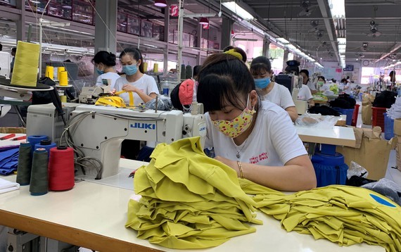 Workers of Son Hat Fashion Company Limited are ready for work on the first working day of the new year. (Photo: SGGP)