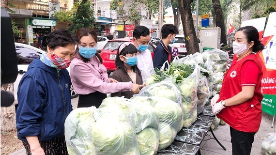 People in Hanoi buy agricultural products of Hai Duong Province. (Photo: SGGP)
