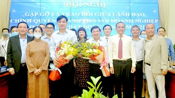 HCMC's leaders at the meeting with real estate enterprises. (Photo: SGGP)