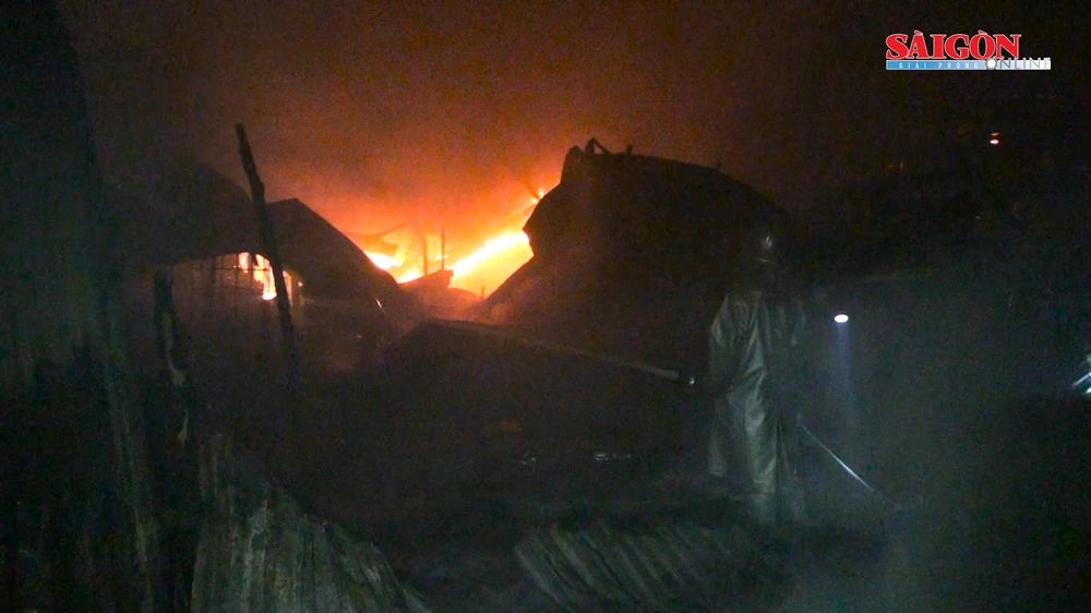 Hà Nội: cháy lớn tại xưởng phế liệu 