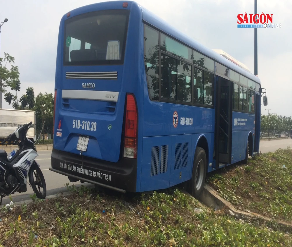 Tránh xe tải, xe buýt lao lên lề đại lộ Phạm Văn Đồng
