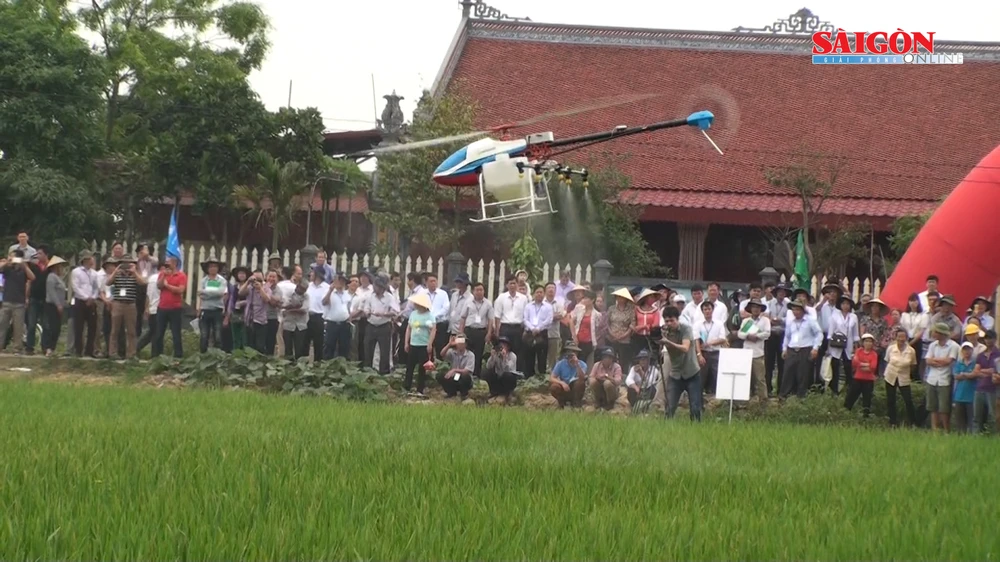 Phun thuốc trừ sâu bằng máy bay không người lái ở Bắc Ninh
