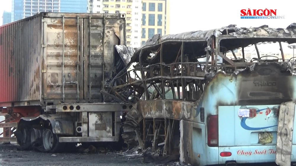Hà Nội: Xe khách va vào container bốc cháy, một người tử vong