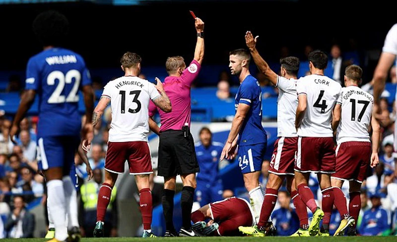 Trọng tài Craig Pawson rút chiếc thẻ đỏ truất quyền thi đấu Gary Cahill.