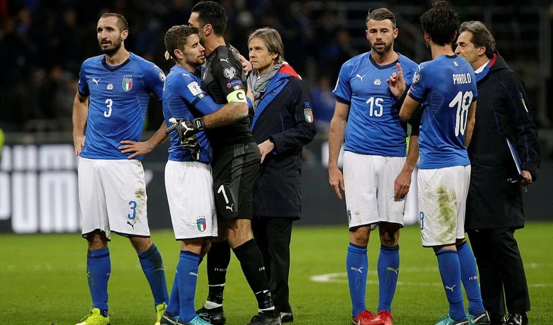 Sự thất vọng của các cầu thủ Italia sau trận đấu. Ảnh: Reuters