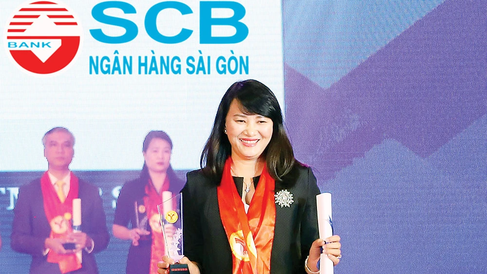 Bà Mai Thị Thanh Thủy - Phó Tổng Giám đốc Khối Doanh nghiệp đại diện SCB nhận giải thưởng Thương hiệu Mạnh Việt Nam 2018