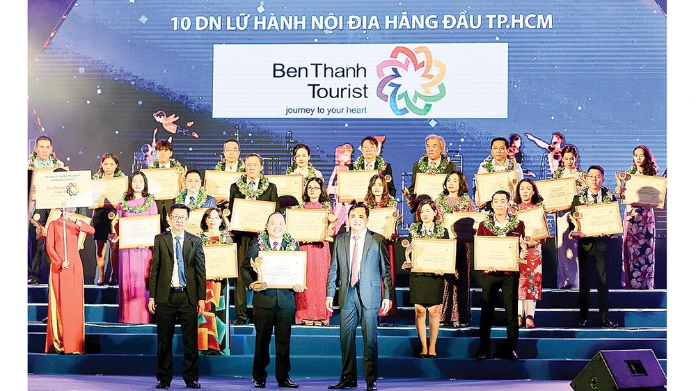 BenThanh Tourist nhận giải thưởng Tốp 10 DN lữ hành hàng đầu TPHCM