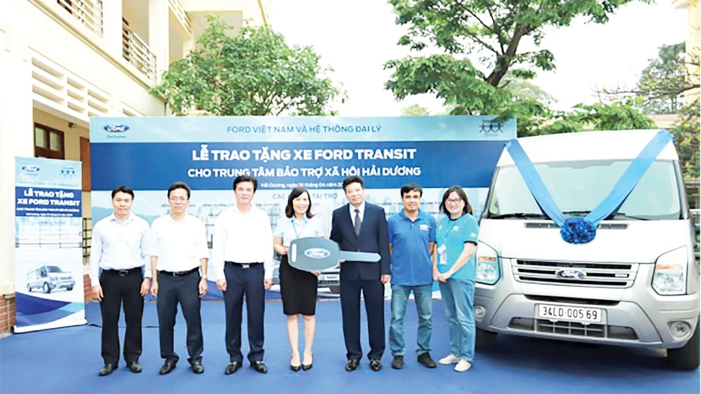 Ông Nguyễn Ngọc Khương-Phó Tổng Giám đốc Ford Việt Nam (thứ 3 từ trái qua) trao tặng xe Transit cho TT BTXH tỉnh Hải Dương
