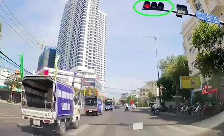 Đoàn xe tuyên truyền an toàn giao thông vượt đèn đỏ