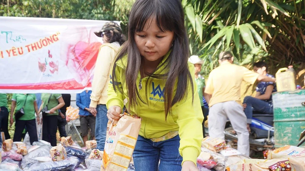 Huỳnh Thị Thời trong chuyến trao quà giúp đồng bào nghèo vùng núi cao