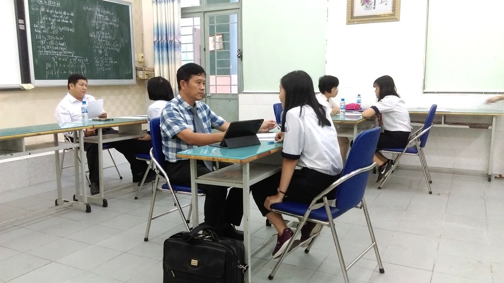 Học sinh Trường THCS Lê Anh Xuân, quận Tân Phú đang được trợ giúp pháp lý
