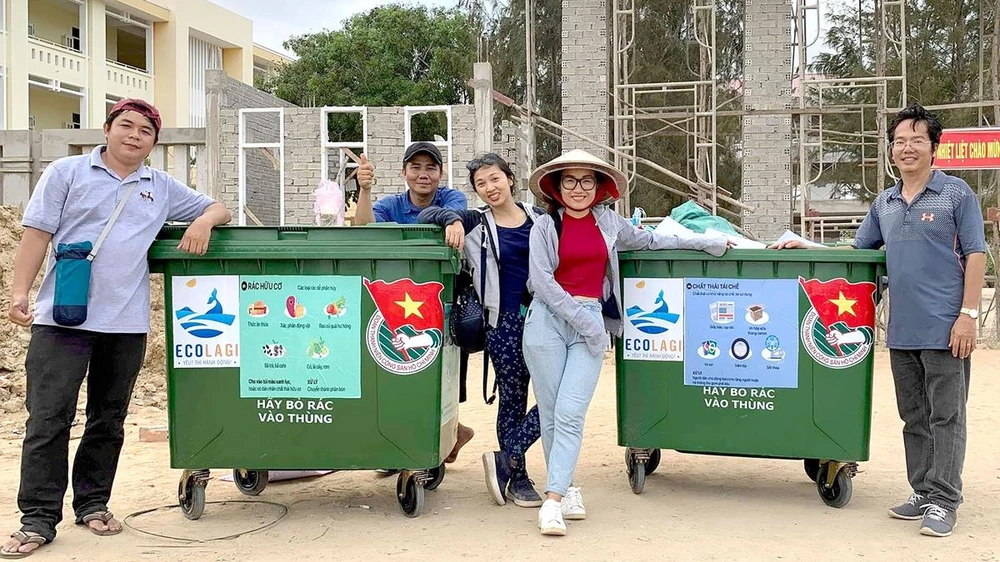 Tình nguyện viên “Dự án biển La Gi không rác” đi gom rác quanh các khu du lịch