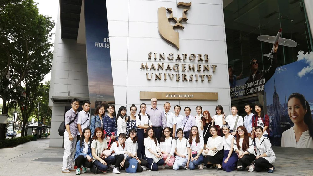 Sinh viên chương trình chất lượng cao của Trường ĐH Kinh tế - Luật TPHCM thực tập tại Singapore