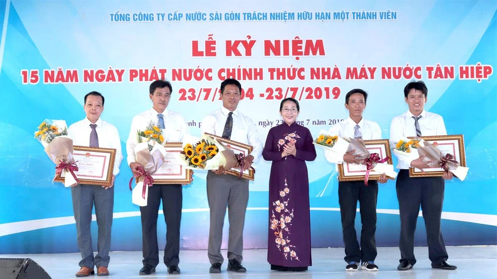 Phó Bí thư Thành ủy TPHCM Võ Thị Dung trao Bằng khen của Chủ tịch UBND TPHCM cho các cá nhân xuất sắc