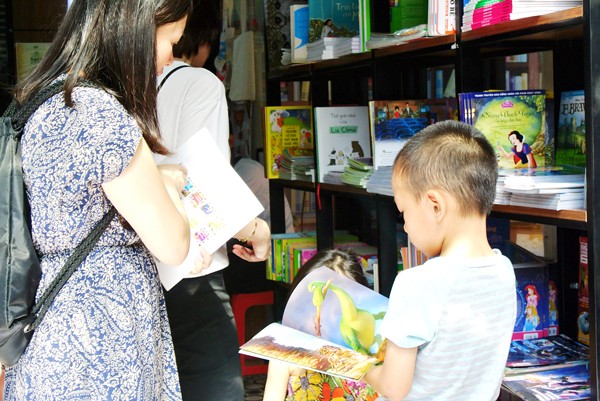 Readers in Ho Chi Minh City Book Street (Photo: Sggp)