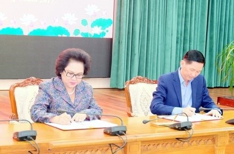 Tran Vinh Tuyen (R), deputy chairman of the HCM City People’s Committee, and Ly Kim Chi, chairwoman of the HCM City Food and Foodstuff Association, at the signing ceremony in HCM City. (Photo: VNA)