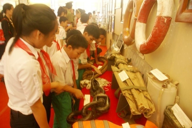 Students visit the exhibition. (Photo: Sggp)