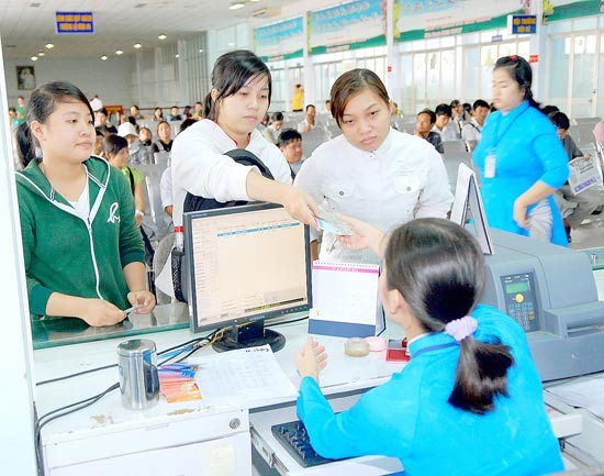 Passengers buy tickets at Saigon Railway Transport. (Photo: Sggp)