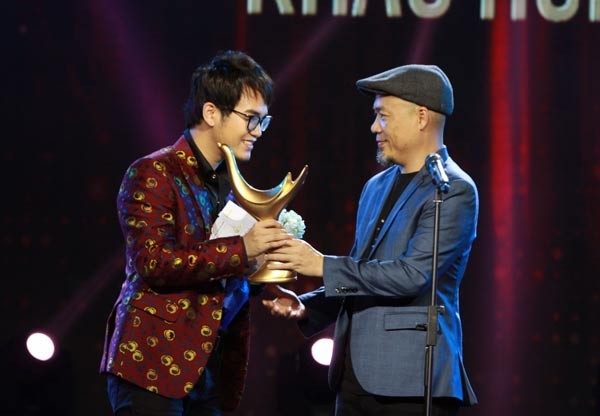 Musician Khac Hung (L) won the titles, including “Producer of the Year” and “Musician of the Year”, at the Cong Hien (Devotion) Music Awards 2017.