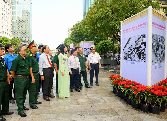 Vice chairwoman of the municipal People's Committee, Nguyen Thi Thu and city's leaders visit the exhibition in Nguyen Hue walking street. (Photo: Sggp)