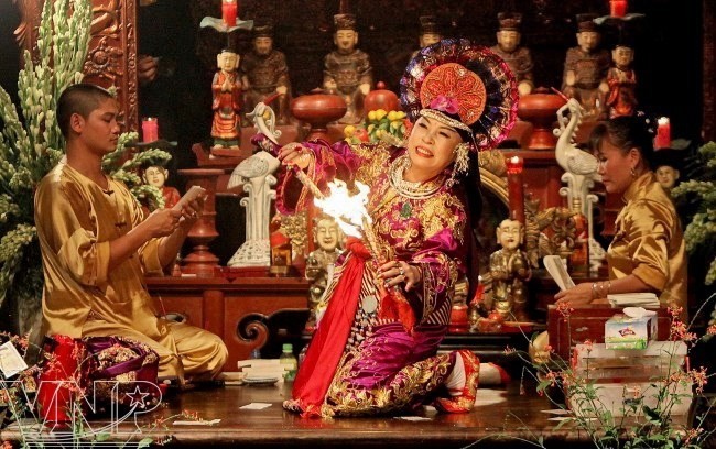 A practitioner is performing "len dong" (“going into a trance”), a spirit ritual involving music, singing, dance and costumes. (Photo: VNA)