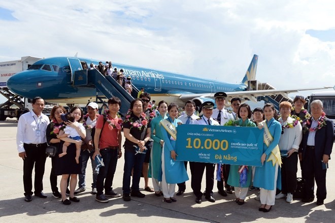 Passengers pose with the crew of the celebrated flight. (Photo: Vietnam Airlines)