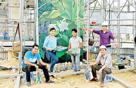 The mural painting is made by artist Nguyen Thu Thuy and her colleagues of the New Hanoi Art Company.  (Photo: Sggp)