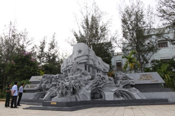 The sculpture, “The legendary Truong Son” by artist Dinh Gia Thang (Photo: Sggp)