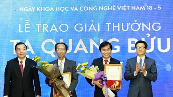Associate Professor Nguyen Sum  (University Quy Nhon) and Professor Phan Thanh Son Nam (Polytechnic University, National University of Ho Chi Minh City) received Ta Quang Buu awards. (Photo: sggp)
