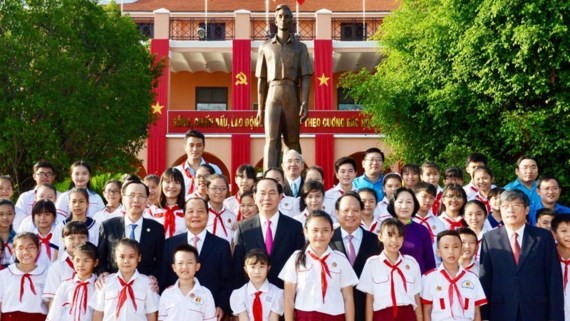 President Tran Dai Quang, leaders and students of Ho Chi Minh City visit Ho Chi Minh Musuem. (Photo: Sggp)