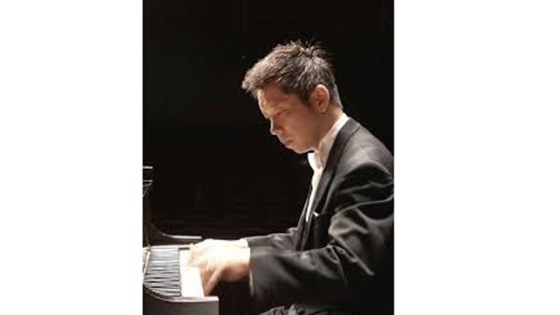 Japanese pianist Akira Eguchi 