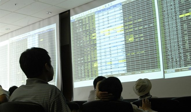 Investors at Bao Viet Securities Company. (Photo: VNA)