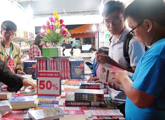 Readers will enjoy 10-50 percent discounts on books and stationery. (Photo: Sggp)