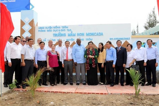 Chairman of the Cuban National Assembly Juan Esteban Lazo Hernandez attends ceremony to inaugurate and rename the Luong Hoa kindergarten the Moncada kindergarten (Source: VNA)