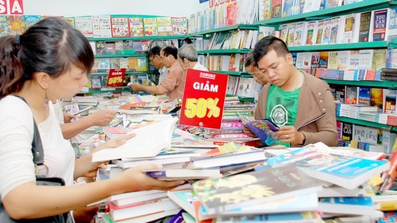 The summer book festival offers a discount of up to 80 percent on books and stationery.  (Photo: Sggp)