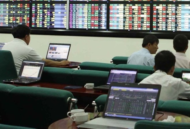 Investors track market fluctuations on the Maybank Kim Eng trading floor in HCM City (Photo: VNA)