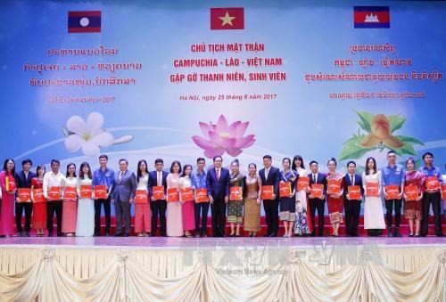 Presenting gifts ​to oustanding students of Vietnam, Laos and Cambodia (Photo: VNA)