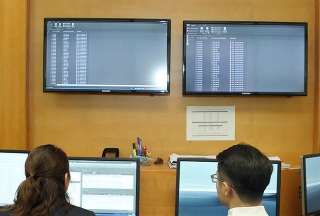 Investors during a trading session on the HCM Stock Exchange. (Photo: VNA)