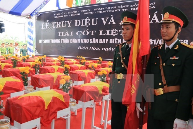 The ceremony to commemorate soldiers who died in Bien Hoa airport battle in 1968 and re-bury the newly-found remains of the fallen soldiers in Dong Nai province (Source: VNA)