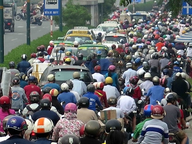 Traffic jams happen so often around the area of Tan Son Nhat International Airport recently. (Photo: VNA)