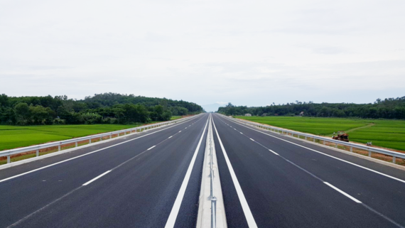 Da Nang-Quang Ngai Expressway to open to traffic early August