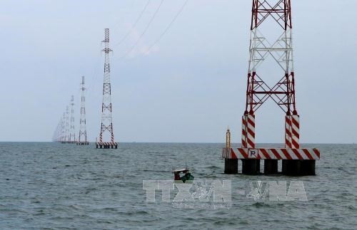 The largest cross-ocean 110 kV transmission line was constructed in Kien Giang province. The Southern Power Corporation is planning to build 53 more 110 kV power projects in southern provinces and cities. (Photo: VNA)