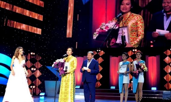 Director Hong Anh receives the Special Jury Prize at the Eurasia International Film Festival.