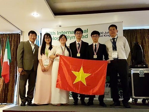 Vietnamese delegation in the 28th Int’l Biology Olympiad.