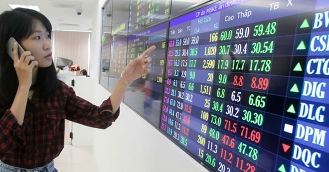 Shares rose stronger in July 31 afternoon trading as bank stocks accelerated their growth on the back of positive first-half business earnings. (Photo: bizlive.vn)