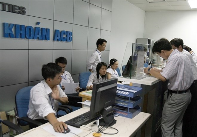 Investors at ACB Securities Company in Hanoi (Source: VNA)