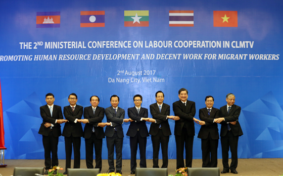 Participating officials pose for a photo at the 2nd Ministerial Conference on Labour Cooperation in CLMTV (Photo: VNA)